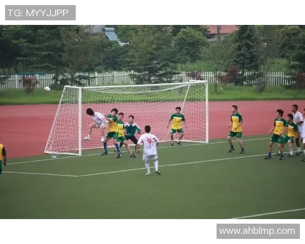 足球明星在赛场外的温暖瞬间与感人故事分享